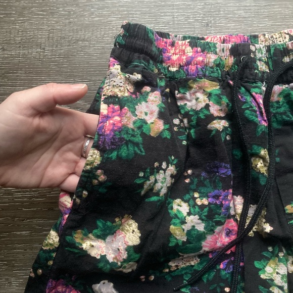 Urban Outfitters UO Pants Black Floral Size Medium - Picture 5 of 5